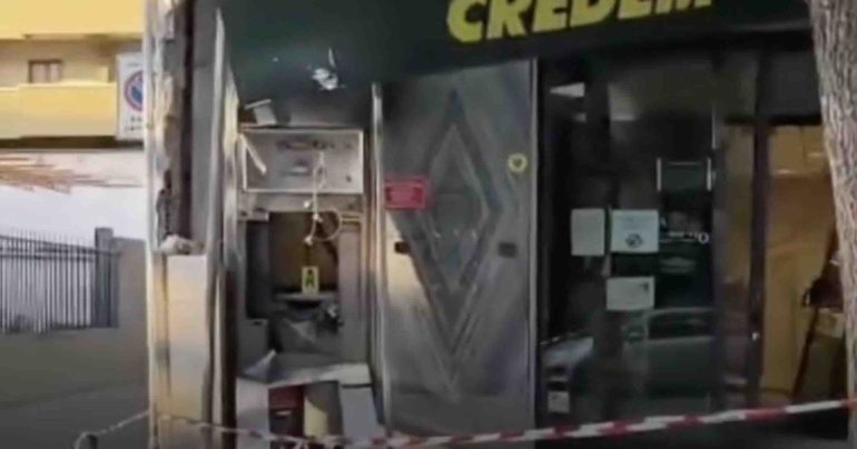 La banda della marmotta sventra il banconat della Credem: ma è costretta a fuggire