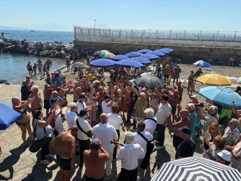 Napoli, la musica classica napoletana anima il Mappatella beach
