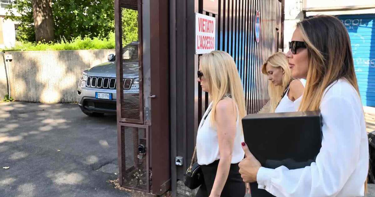 nella foto Natàlia Potenza con l'avvocato e la sorella