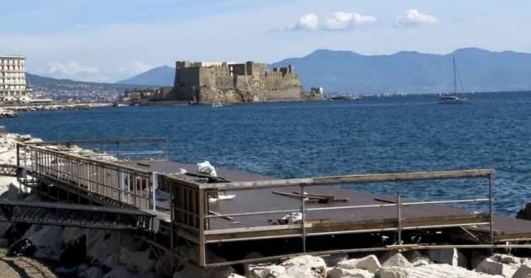 Napoli, collaudate le piattaforme: il Lungomare diventa tribuna