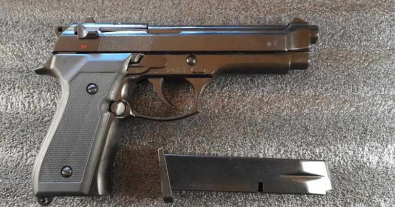 Miano, pistola modificata nascosta nel muro: era pronta per sparare