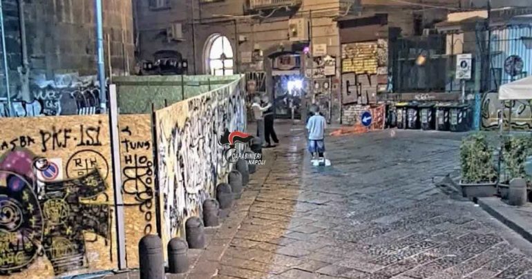 Napoli, il colpevole torna sempre sul luogo del delitto: rapinano un 21enne al bancomat e si fanno arrestare nella stessa piazza