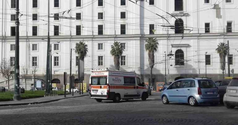 Napoli, 17enne aggredito con un coltello in piazza Carlo III: caccia all’aggressore