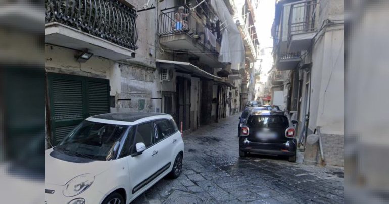 Napoli, algerino ferito al petto con i cocci di una bottiglia
