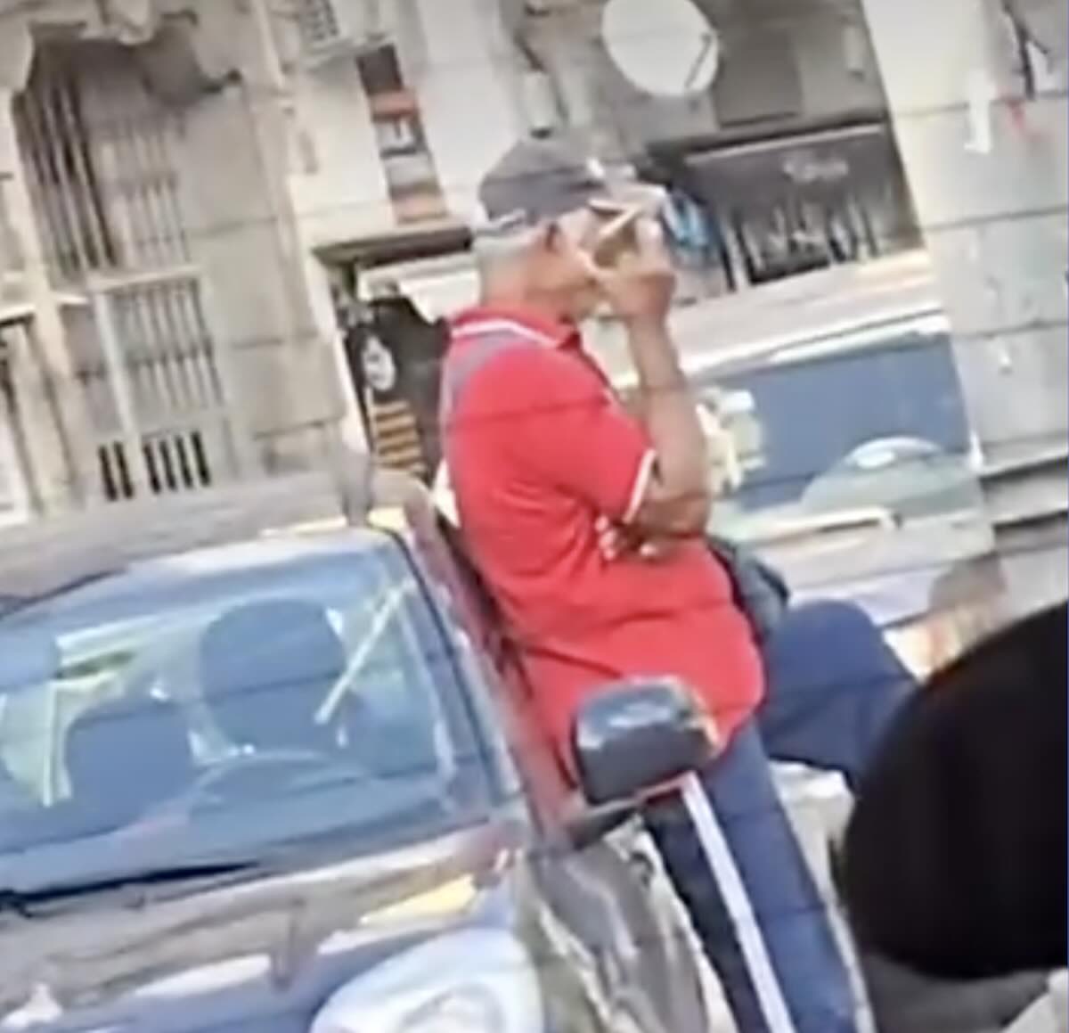 Napoli: arrestato parcheggiatore abusivo per tentata estorsione, trovato in possesso di forbici