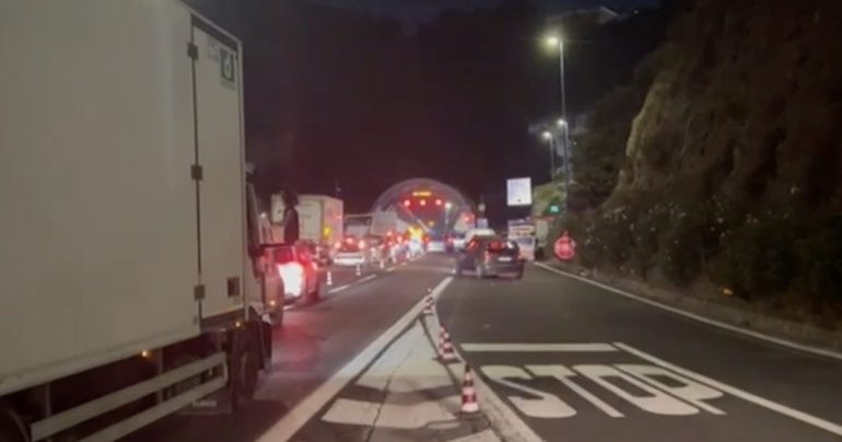 Napoli, cantiere notturno rimosso in ritardo in Tangenziale: alba di traffico per gli automobilisti