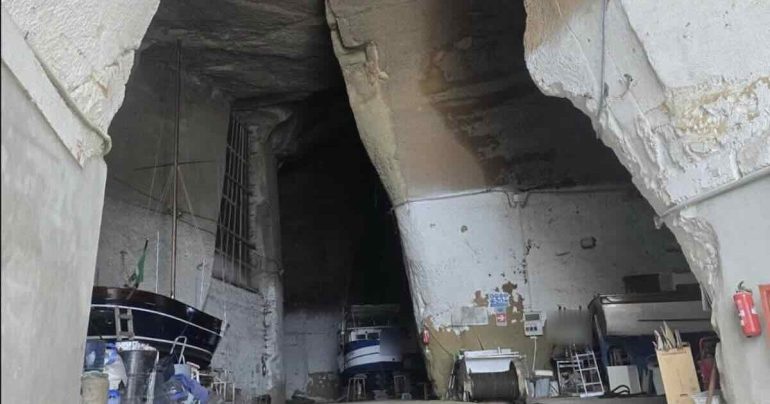 Napoli, cantieri nautici abusivi nelle grotte di Posillipo: sequestrate 200 barche, 8 denunce
