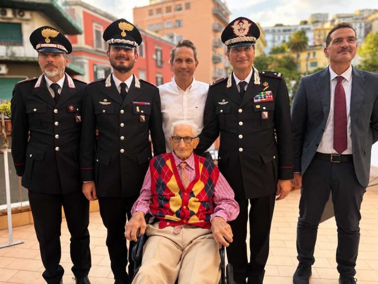 Napoli , i carabinieri festeggiano i 102 anni di vita e 35 di servizio del brigadiere Mele