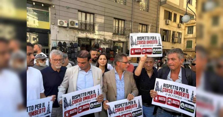 Napoli, Corso Umberto, commercianti in strada: «Basta rapine e degrado, il Rettifilo non è terra di nessuno»