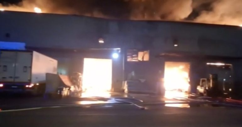Napoli, domato l’incendio di via nuova delle Brecce: 8 famiglie evacuate