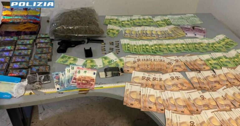 Napoli, droga e pistola in casa: arrestata 21enne, denunciata una minorenne