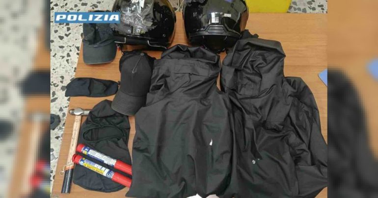 Napoli, due giovani in manette dopo la gara di Champions: fumogeni nascosti e un martello sotto la sella