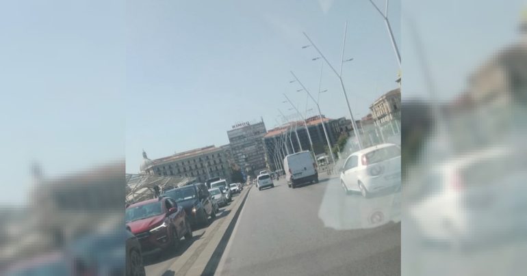 ‘Napoli è ostaggio del traffico’: l’allarme del Comitato Tassisti di Base