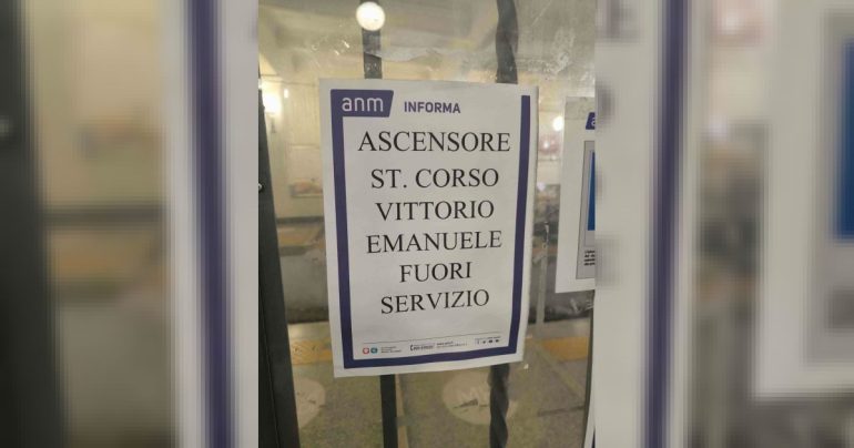 Napoli, Funicolare Centrale, ascensore fermo da luglio: «L’accessibilità non è un optional»