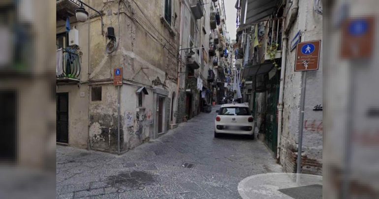 Napoli, giallo ai Quartieri Spagnoli: pregiudicato aggredito in via san Sepolcro
