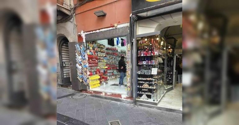 Napoli, il centrodestra chiede lo stop a kebab e negozi di calamite in Campania