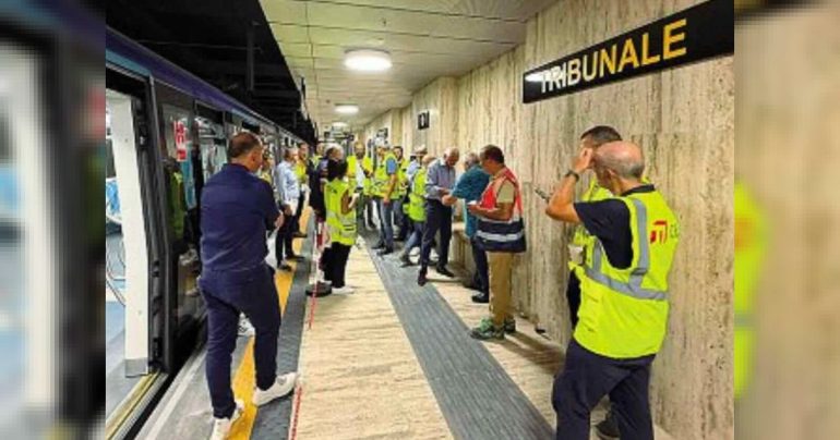 Napoli, il primo treno entra in stazione Tribunale