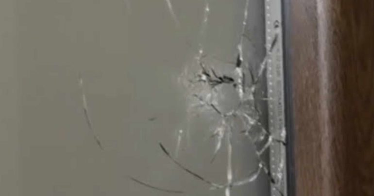 Napoli, in piazza Mercato 3 colpi di pistola contro la finestra: volevano punire il nipote del boss