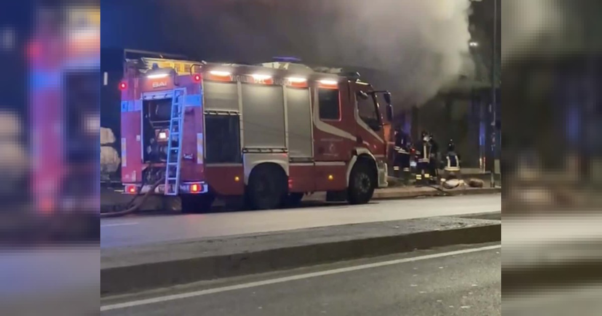 I vigili del fuoco in azione in via delle Repubbliche marinare