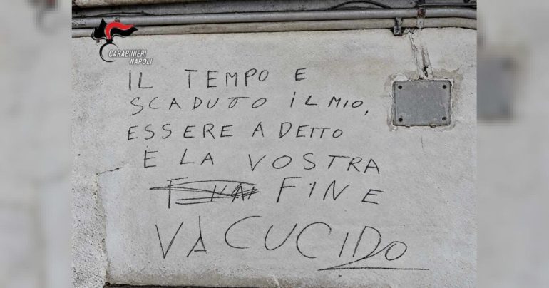 Napoli, minacce, aggressioni all’ex molgie e la scritta «Il tempo è scaduto, vi uccido»: arrestato 44enne