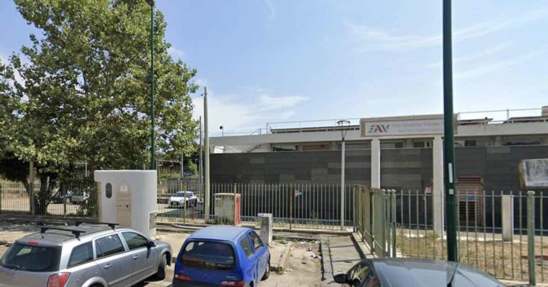 Napoli, minorenni accoltellati nella Cumana: fermato un 17enne