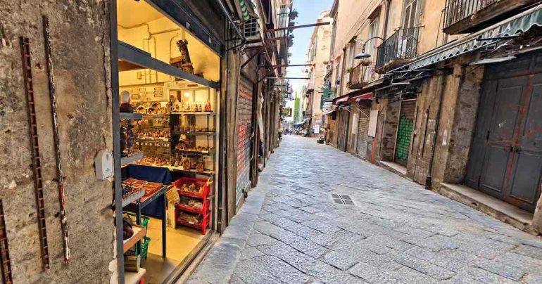 Napoli, oggi la protesta a San Gregorio Armeno: botteghe chiuse