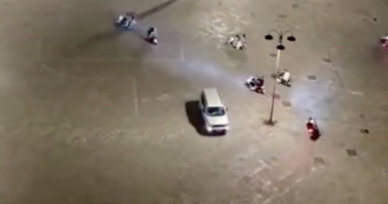 Napoli, piazza Mercato in balìa delle baby gang: sfrecciano in scooter e sfidano l’Esercito