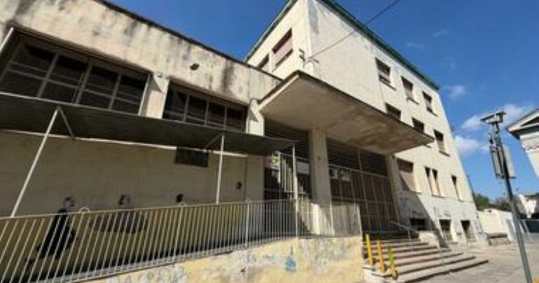 Napoli, raid alla scuola «Quattro Giornate»: rubati materiali didattici e apparecchiature