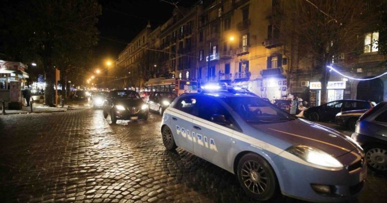 Napoli, rissa in strada e poi aggressione ai poliziotti: uno arrestato e uno denunciato