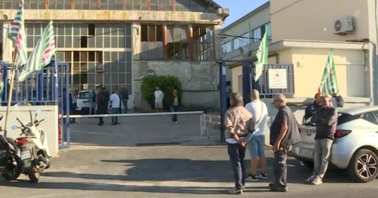 Napoli, seppellitori dei cimiteri senza stipendio da mesi: 50 lavoratori in sciopero per tre giorni