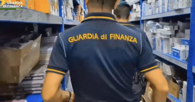 Napoli, sequestrati oltre un milione di prodotti scolastici fuorilegge