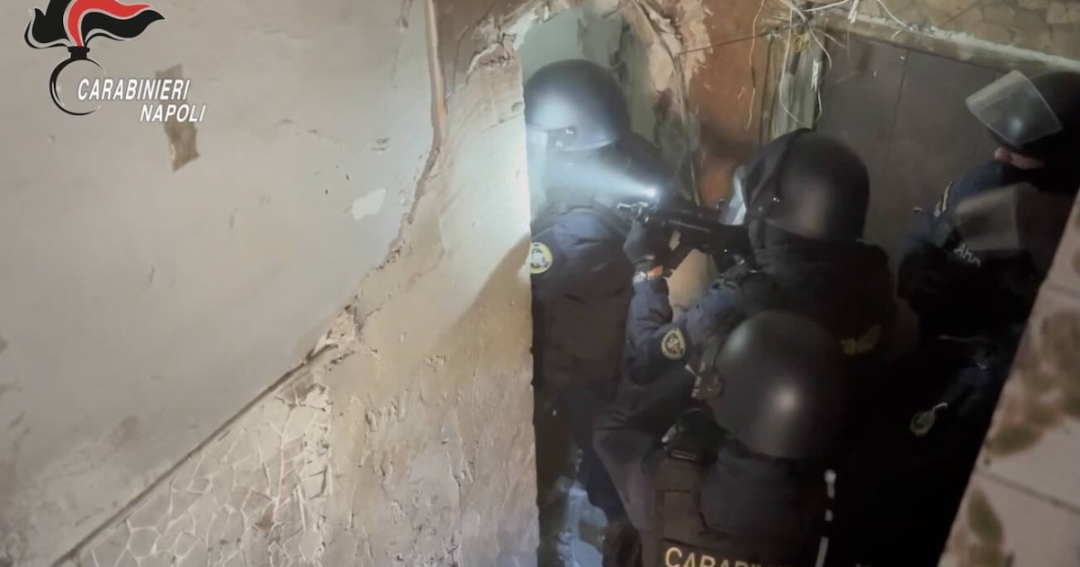 I carabinieri durante il blitz