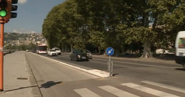 Napoli, turista travolta da un’auto pirata sul Lungomare: il 19enne alla guida si costituisce