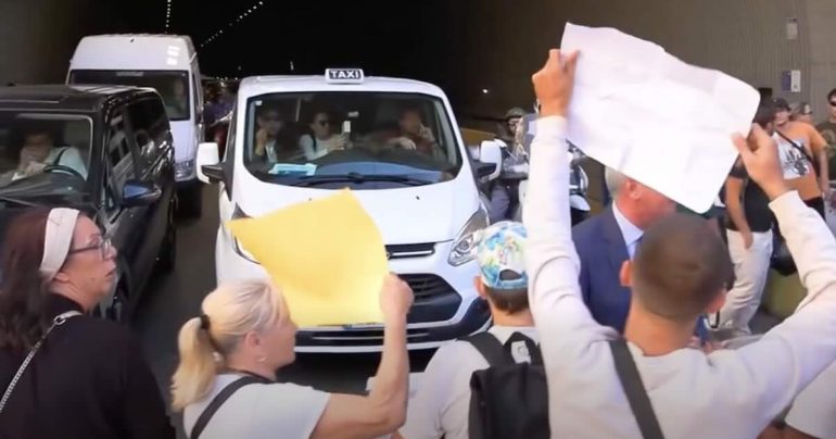 Napolli, gli sfollati dei rioni Acer di Pozzuoli bloccano per un’ora la Galleria Vittoria