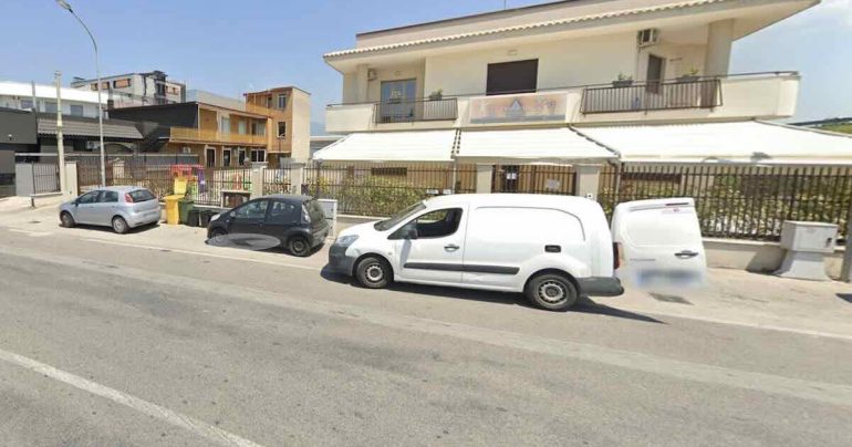 Nola, paura a scuola, rogo vicino alla caldaia: la Polizia evacua 43 bambini e spegne le fiamme