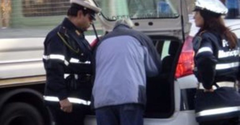 Salerno, parcheggiatore abusivo fermato in Piazza Amendola: denuncia, multa e Daspo urbano