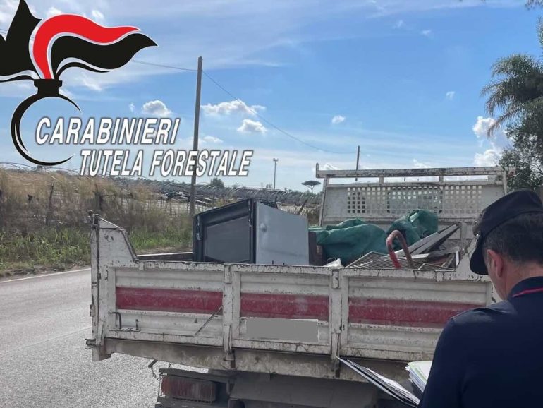 Parete, i carabinieri forestali sequestrano autocarro con rifiuti