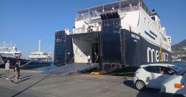 Portellone in avaria, traghetto Medmar fermo nel porto di Casamicciola
