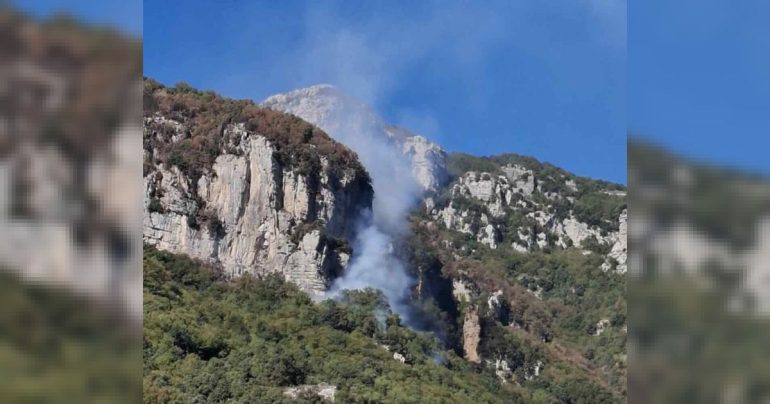 Positano brucia ancora, il fuoco arriva a Capodacqua: notte di paura per le case isolate