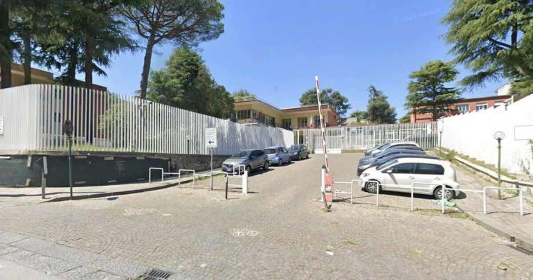 Pozzuoli, in fuga sullo scooter rubato: si schiantano. Arrestati due minorenni