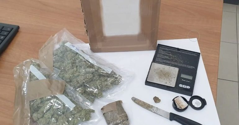 Procida, l’hashish viaggia per posta: fermati due pusher con un etto di droga e 7mila euro