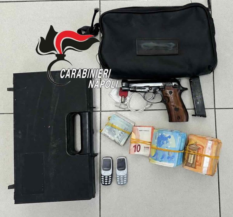 Procida, pistola nascosta nell’accappatoio: arrestato 51enne
