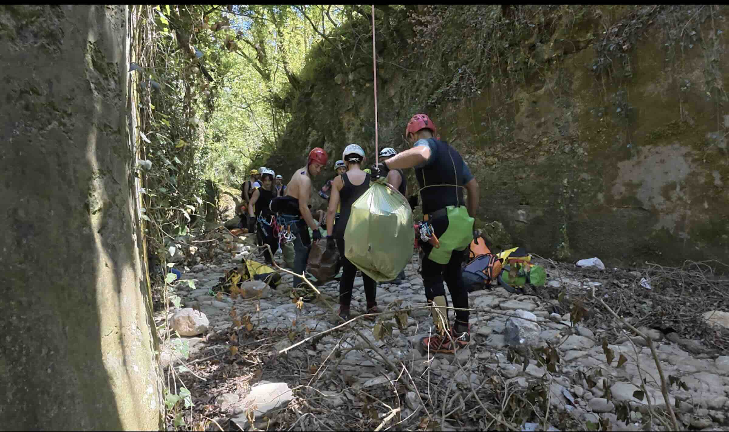 Puliamo il Mondo a Laviano: oltre 20 sacchi di rifiuti rimossi dal canyon del torrente Temete