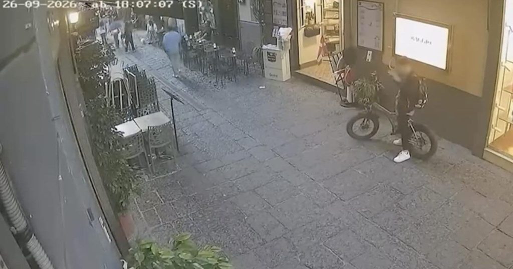 Rapina choc ad anziana a Chiaia: truffatore porta via 100mila euro