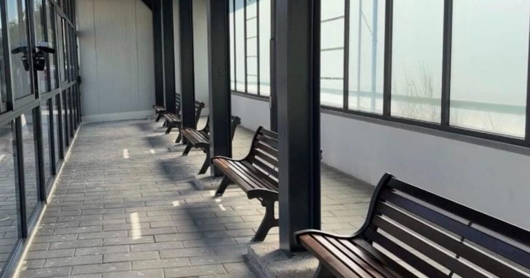 Salerno, a Fuorni una pensilina per i familiari dei detenuti: «Un atto di civiltà»