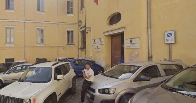 Salerno, ragazza accoltellata vicino al Tribunale per i Minorenni