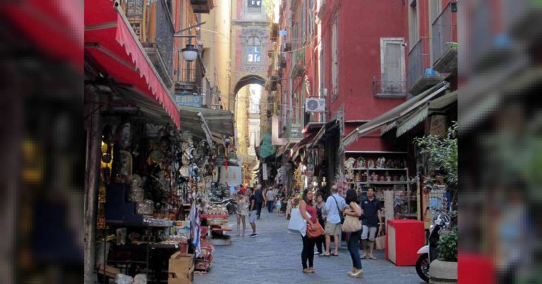 San Gregorio Armeno, il Comune: «Nessun negozio estraneo all’arte presepiale»