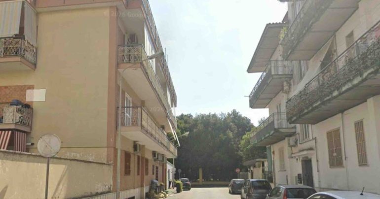 Sant’Antimo, droga e telefoni per lo spaccio: arrestati un 21enne e un 16enne