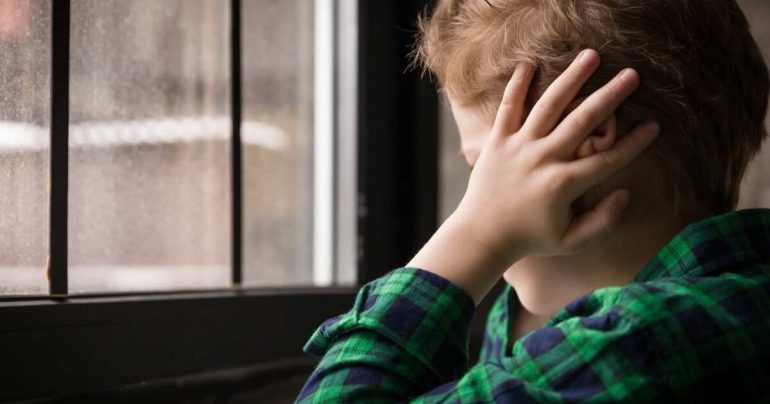 Scampia, bimbo autistico di 9 anni, la denuncia dei genitori: «A scuola maltrattamenti e minacce»