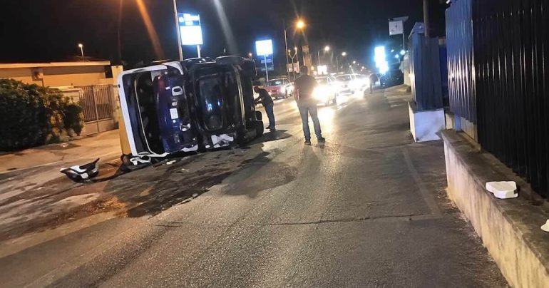 Scontro tra compattatore e auto a Marano: il mezzo dei rifiuti si ribalta, 5 feriti